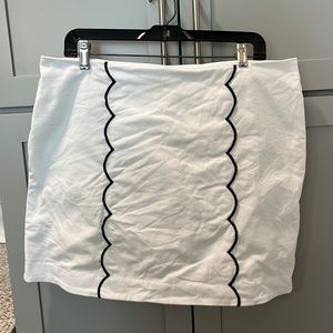 Crown & Ivy white skort skirt with navy scallop detail